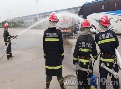 罐车碰撞客车漏油起火 马鞍山消防处险情