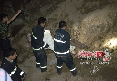 保定：热力管线施工路面塌陷致1死1伤/图