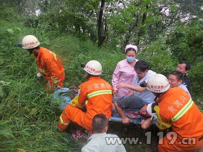 组图：20吨巨石砸中满载客车 消防紧急救援