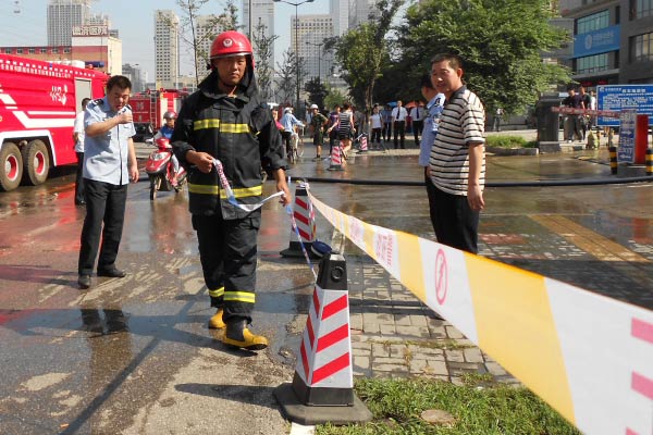 沈阳黎明国际酒店起火 大楼被浓烟遮住