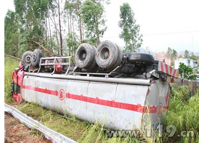 15吨醛油罐车翻车泄漏 珠海消防排险