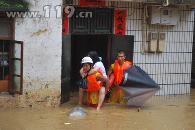 暴雨致韶关新丰内涝 消防疏散150余名群众