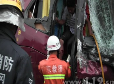 京港澳高速大撞车车门卡死 佛冈消防勇救38人