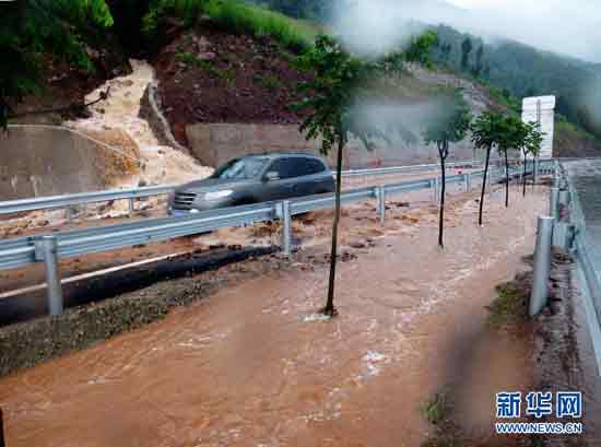 四川汉源暴雨致山体滑坡落下巨石事故现场