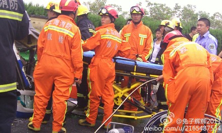 上海公交车与厢式货车相撞 致1死8伤/图