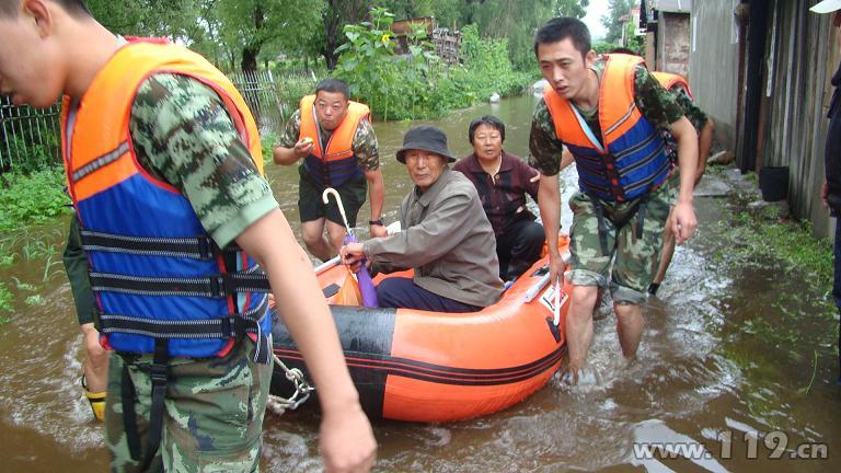 洪水围困民房 伊春消防营救280名群众