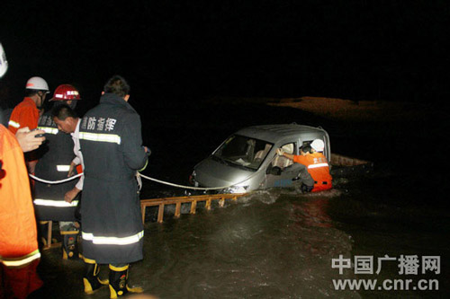 暴雨后小货车河道搁浅困3人 消防救援/图