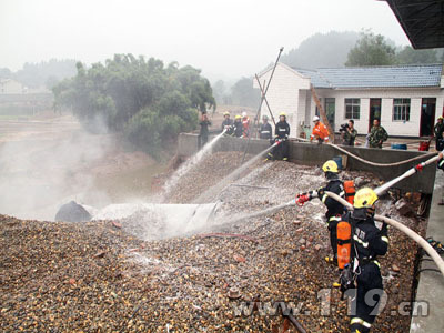 加油站油罐起火爆炸 消防紧急排险/图