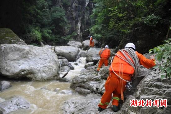 39名驴友困兴山悬崖 消防官兵生死营救