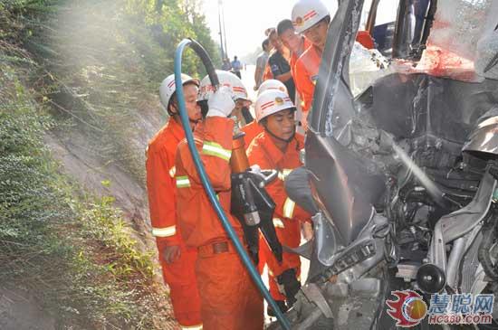 组图：渝宜高速面包车超速失控致3死2伤