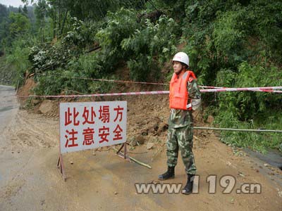 山洪暴发致3死2失踪 武夷消防抢险救援