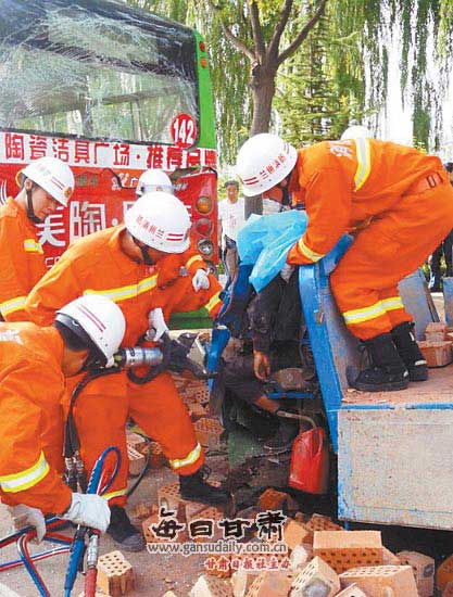 兰州一天发生五起车祸事故 全是追尾