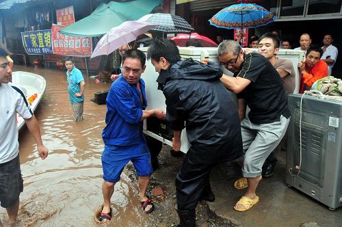 组图：四川南充遭遇暴雨袭击救援现场