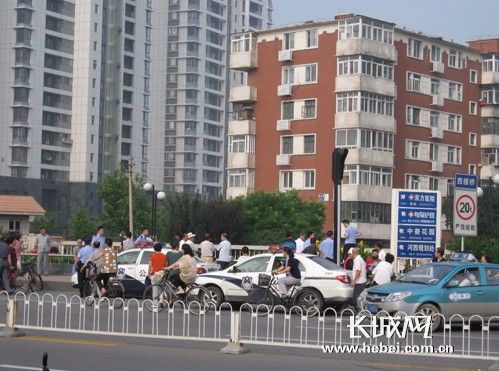 天津妇女不慎坠入津河 消防紧急营救/图