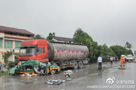 一家七口乘一辆出租车 路遇车祸8人遇难/图