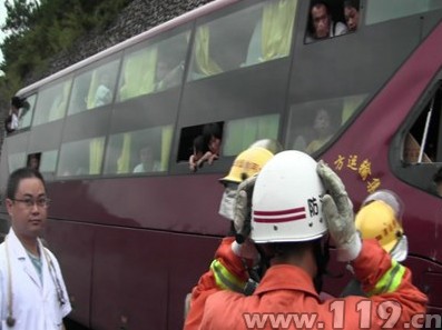 京港澳高速大撞车车门卡死 佛冈消防勇救38人