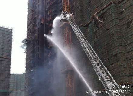 上海地王在建楼盘起火 从底楼烧到顶层