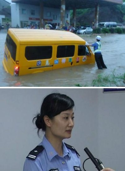 女交警暴雨中徒手撑起侧翻校车救幼儿/图