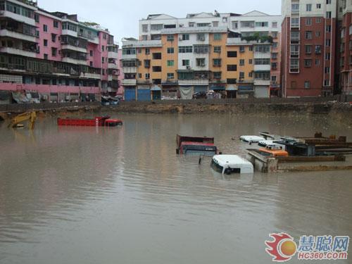 强降暴雨致多辆车被淹没 玉屏消防急排险