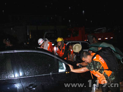 强降雨袭击山城 恩施消防紧急疏散300人