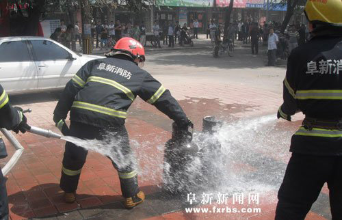 饭店厨房火灾 消防冒险抢出泄漏煤气罐