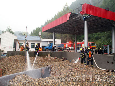 加油站油罐起火爆炸 消防紧急排险/图