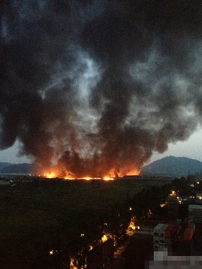 组图：广州油罐车侧翻连串爆炸致19人死亡