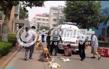 撞人女裸躺阻碍救人 4岁女孩不幸身亡/图