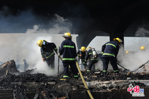 广州油罐车爆炸20死14伤 消防扑救排险