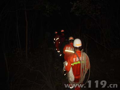 组图：山西驴友寻古观被困深山 消防深夜营救