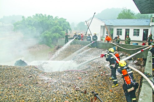 射洪加油站爆炸 消防喷10吨泡沫排险