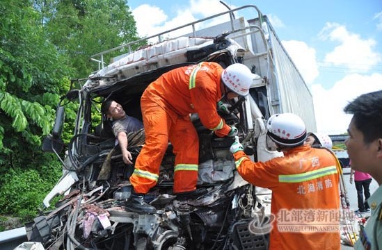 两车追尾致两人受伤被困 消防官兵破拆救出