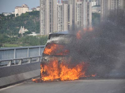 长江大桥上汽车自燃 万州消防十分钟扑救