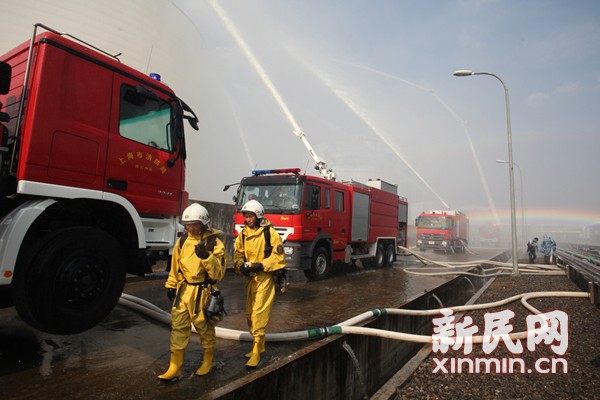 化工区内冒浓烟 44辆消防车300余人出动