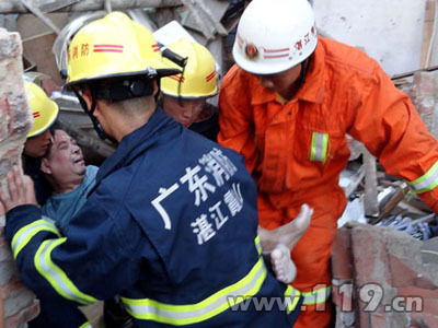 民房煤气瓶爆炸3人被埋 湛江徒手挖掘救人