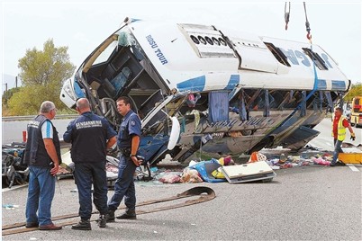 法国旅游大巴出车祸 31人死伤/图