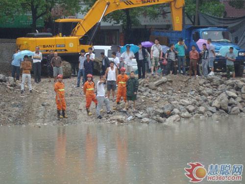 强降暴雨致多辆车被淹没 玉屏消防急排险