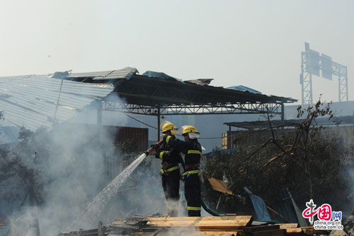 广州油罐车爆炸20死14伤 消防扑救排险