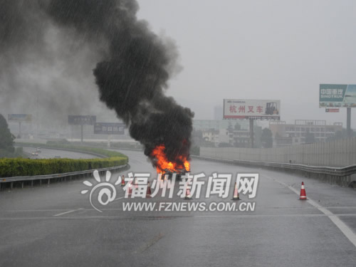 沈海高速路 道奇车雨中撞护栏起火(图)