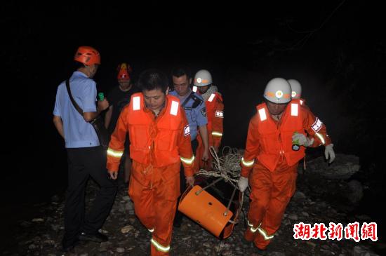 39名驴友困兴山悬崖 消防官兵生死营救