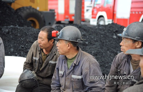 双鸭山煤矿两矿工讲述爬千米巷道逃生经历