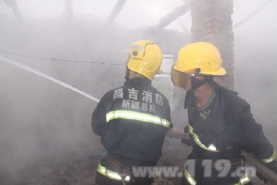 塑料加工厂浓烟四起 昌吉消防火速出击