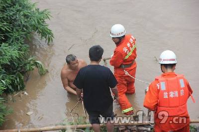 夏利车坠河1人被困 昭通消防冒雨营救