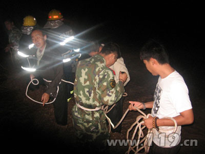 巴彦淖尔暴雨多地多人受困 消防20小时营救