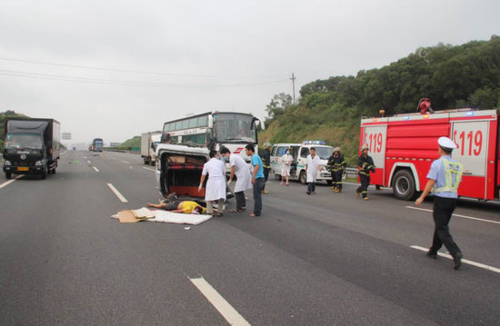 沈海高速路上面包车爆胎撞宝马车 致1死3伤