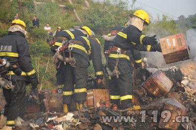 沪渝高速两车相撞酿惨祸 消防紧急救援[图]