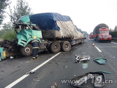 半挂车严重追尾货车 扬州消防紧急救援