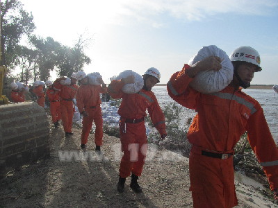 塔河大桥防洪坝决堤 沙雅消防火速抢险