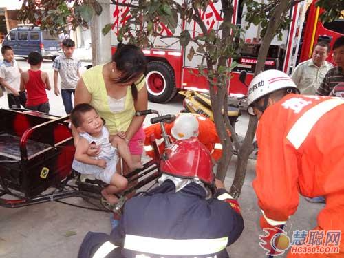 三轮车“咬”住两岁女童 台江消防急救