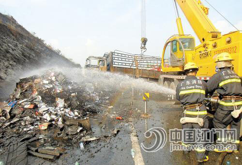 大货车高速公路上起火 消防紧急灭火/图